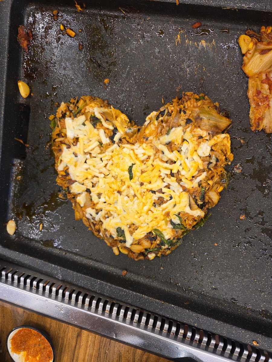 고기집에서 와이프한테 볶음밥 하트 만들어줬다가, 이런 의미없는 짓좀 하지 말라고 존나 혼남 ㅋㅋㅋㅋㅋ 😂

기다려봐라. 테슬라만 오르면 내가... 내가...🥹