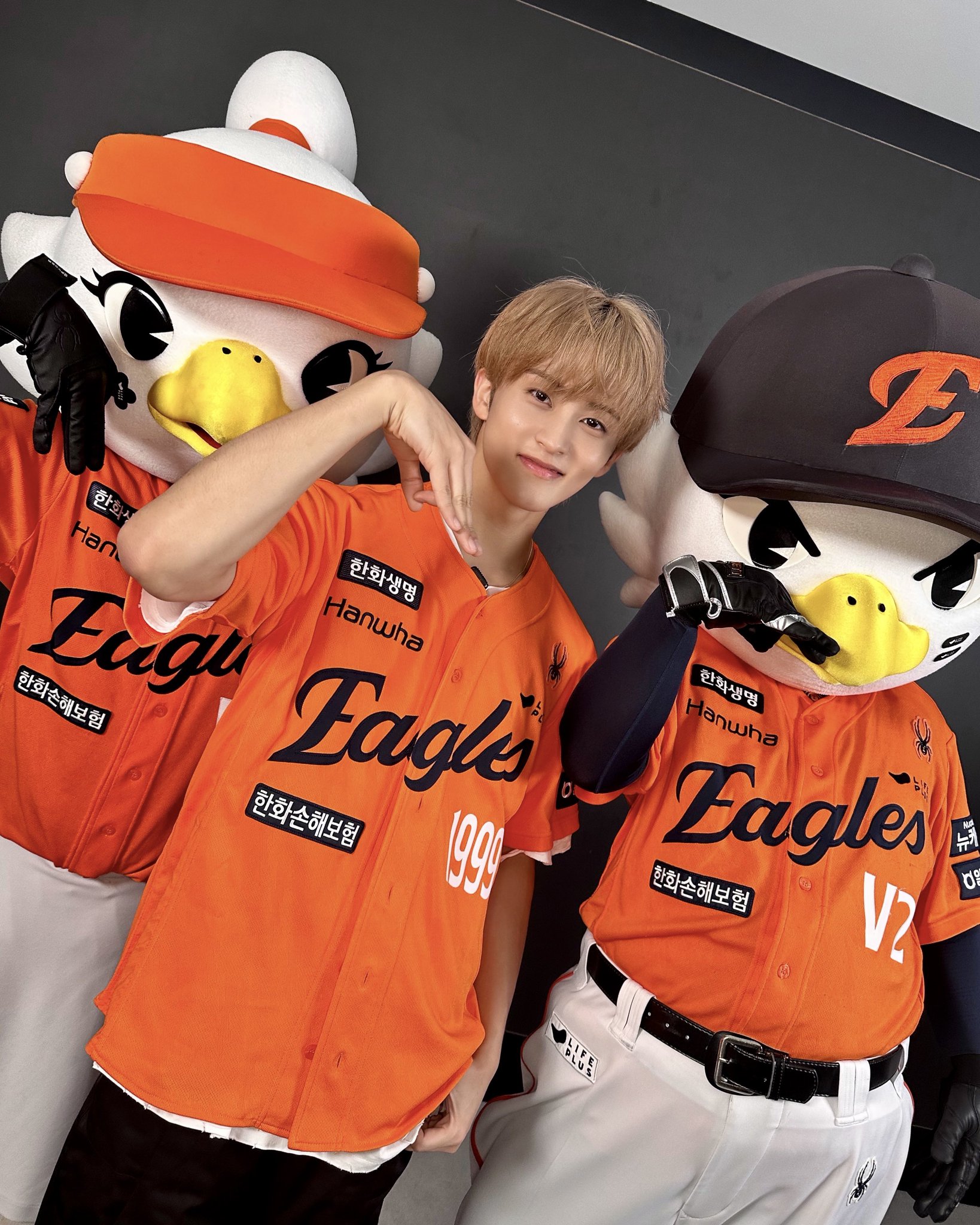 アイドル NCT MARKxTimHortons Tshirt アイドル NCT MARKxTimHortons Tshirt NCT MARK TIMHORTONS T