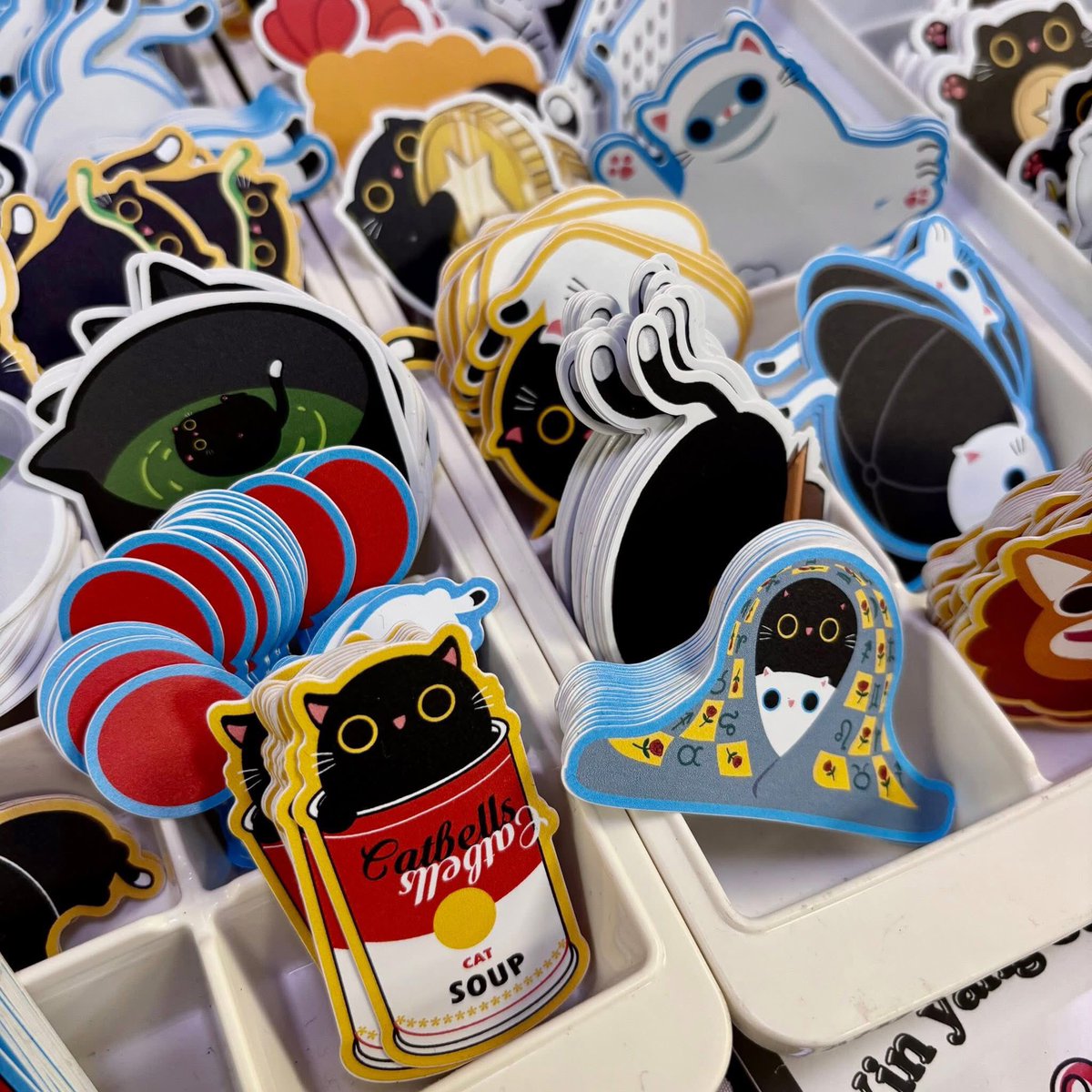 ตั้งแผงแล้วคร้าบบบบบ! 🐈‍⬛✨
มาสุ่มกาชา บิดไข่พวงกุญแจ มาเจอกันได้ที่งาน #ifmarket มีไพ่ออราเคิลชุดใหม่ ชุด 03 : the salary cat มาวางให้สับเล่นกันได้ครับ ใครสะดวกแวะมาเจอกันนะครับ🙌🏻
.
🖤 C17-18
🗓️ 23-24 August 2025
🎡 MBK Center
⏰ 10.00 - 20.00 น.
.
#YinYangtheCat #ifartmarket