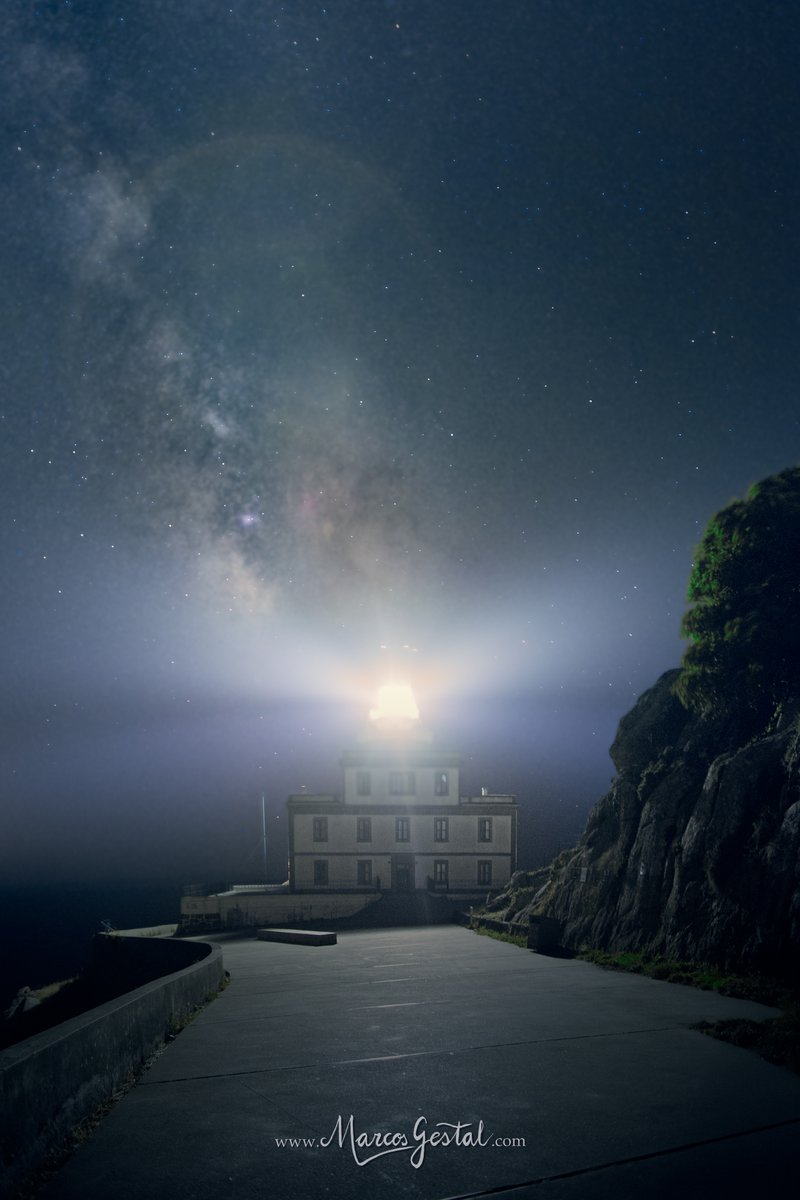 El Faro de Finisterre luchó como un titán para defenderse de las fotos: fogonazos, flares... pero aún así pudimos apuntarnos una nueva muesca en el catálogo, aún dejando algún que otro flare a modo de "herida de guerra" tras el procesado final.