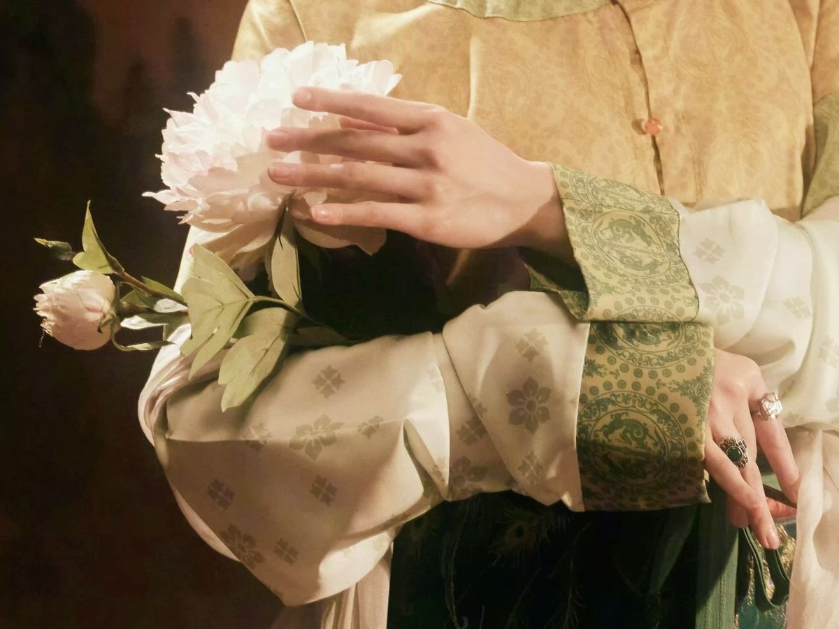 #โกะนานะ

「星和月🌙」

เมื่อการแสดงเริ่มขึ้น ทั่วทุกการเคลื่อนไหวพลันหยุดนิ่ง

สายตาทุกคู่จดจ้องไปยังเวทีที่ในตอนนี้ราวกับมีแสงเรืองรองเฉกเช่นยามเมื่อเทพสวรรค์ปรากฏ

ร่างกายที่เคลื่อนไหวอย่างกระฉับกระเฉงแต่ก็พริ้วไหว แข็งแกร่งแต่ก็อ่อนโยน มันงดงามจนเขาไม่อาจละสายตา

‘นางฟ้าชัดๆ’