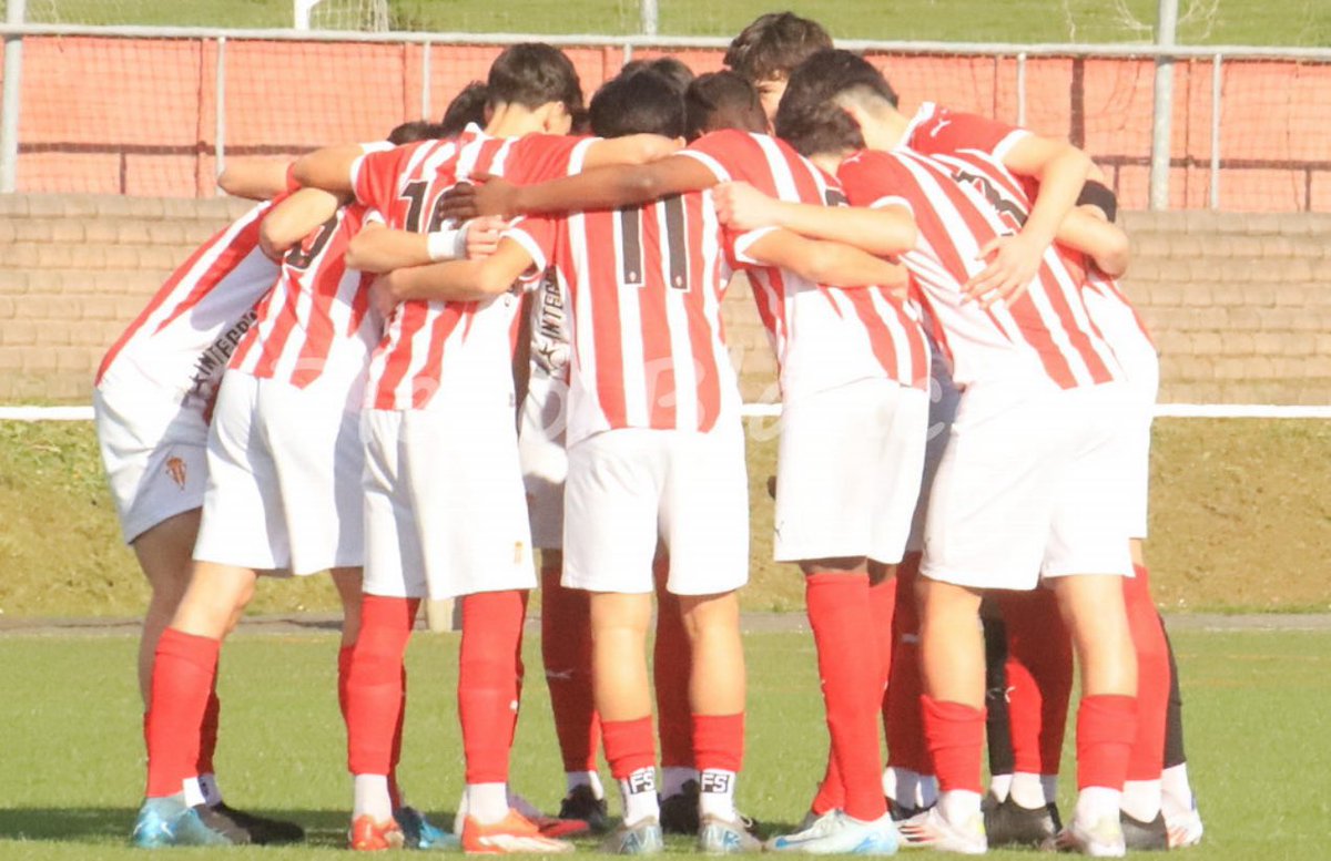 Final del partido en el Campo de El Tragamón: Sporting de Gijón Juvenil B 1-3 Real Oviedo B (Adrian Thome).

El cuadro que dirige Chispi cae en semifinales del IX Torneo Juvenil Emilio Carballo organizado por el Arenal, ante un rival que fue superior de principio a fin.