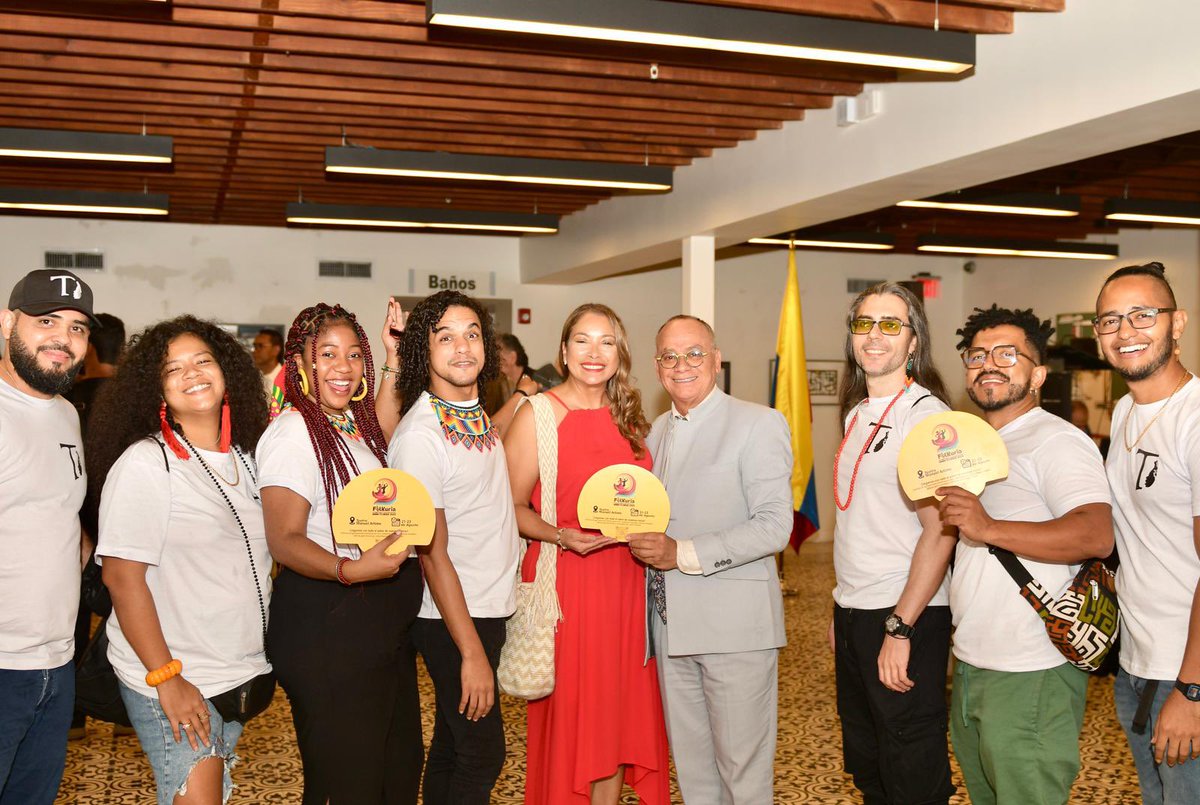 La memoria puede ser contada de la manera que deje de ser el ayer para convertirse en el ahora.
El Consulado General Central de Colombia en Miami y la Casa de Colombia en Miami rinden homenaje a la memoria del Maestro Eucario Bermúdez con noche de acordeones.