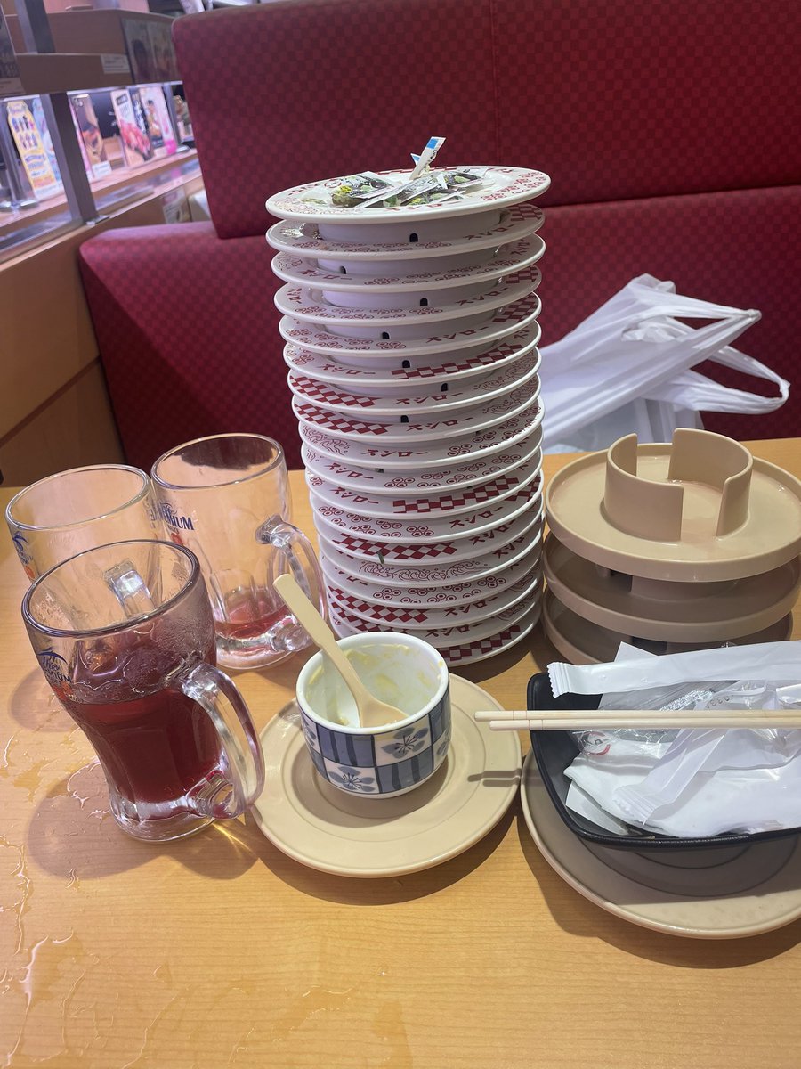 ねぇw聞いてww土曜だから今日混んでて、次何食べようかなってタッチパネル見てたら店員さんに「オカイケイノ　オジカンデス！（カタコト）」って強制的に帰らされた🤣確かに私食べるのゆっくりだけど😂
というわけでお寿司18皿、茶碗蒸し、イカの唐揚げ、お酒3杯でした🍺