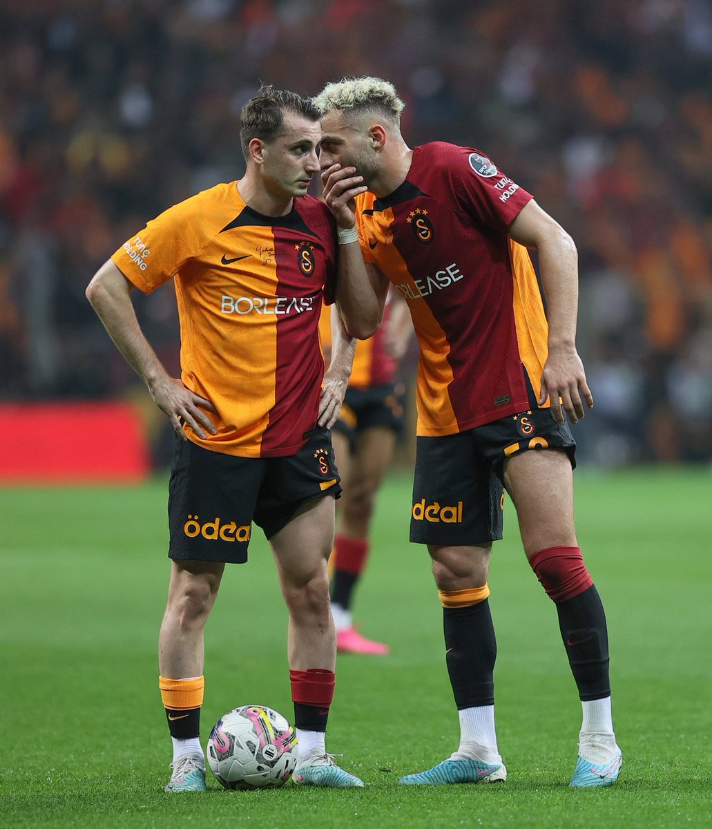 Siz ikiniz vasat topçularla oyunarken takım küme düşüyodu. Yanınıza Icardi’ler Mertens’ler Osimhen’ler gelince topçu oldunuz. İlk fırsatta da arkanızda duran Okan Buruk ve takımı sattınız. Galatasaray’lı unutmaz
