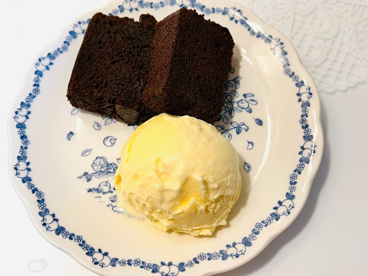 mamachan726's tweet image. ビーウィズから株主優待到着！
PYCで申込んでいたクーベルチュールショコラケーキです♪バニラアイスクリームと一緒に食べました☺️箱から出してすぐ食べちゃったけど冷やした方がもっと美味しいかも🥰
#ビーウィズ #PYC #株主優待