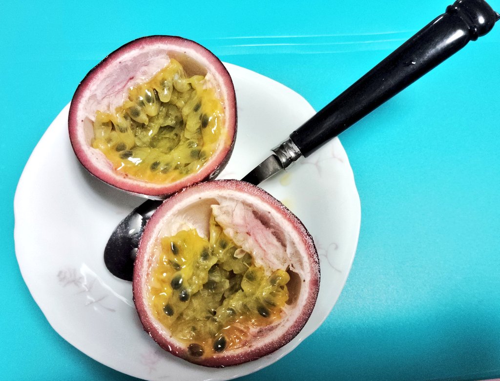 今日は冷やしたパッションフルーツ食べて情熱を涼しく燃やす💖✨