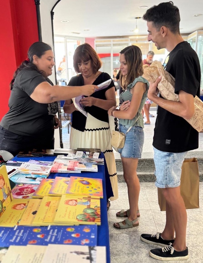 As rúas de Pontedeume, os espazos recuperados e os establecementos locais están xa cheos de persoas que gozan da literatura nesta segunda edición de Vila do Libro 🫰