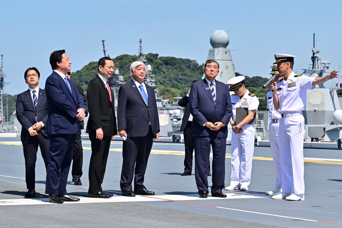 ModJapan_jp's tweet photo. 8月23日、中谷防衛大臣、金子防衛大臣政務官及び若宮防衛大臣補佐官は石破内閣総理大臣とともに、海自横須賀地区において、護衛艦「かが」を視察しました。また、日本に寄港中の英空母「プリンス・オブ・ウェールズ」も視察しました。視察後、石破総理は「かが」艦内で訓示を行いました。 https://t.co/LTy3KrJlZG