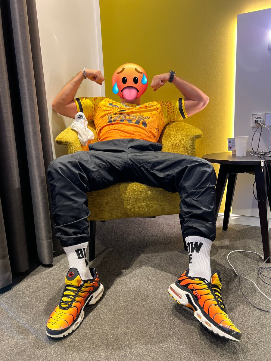 MasterBranko's tweet photo. Ich sitze wie ein junger Gott im Sessel ๐. DU ๐ซต gehst auf alle Viere, Kopf gesenkt, Blick nach unten. Mein Bizeps ๐ช ist angespannt, mein Blick durchdringend. Die Socken sprechen Klartext: BLOW ME. Wer kriecht, darf kosten! #masterbranko #alpha #master #findom #tribute https://t.co/M9omNFJEbO