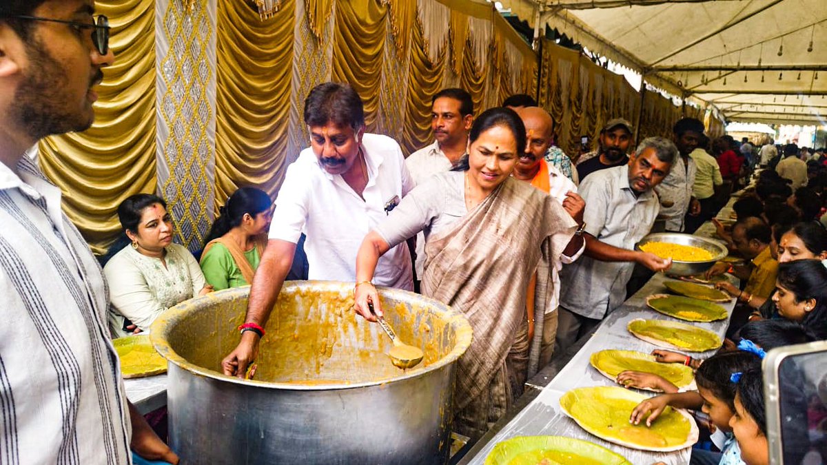 ShobhaBJP's tweet photo. ಶ್ರಾವಣ ಮಾಸದ ಪ್ರಯುಕ್ತ ಮಹಾಲಕ್ಷ್ಮಿ ಲೇಔಟ್‌ ವಿಧಾನಸಭಾ ಕ್ಷೇತ್ರದ ನಂದಿನಿ ಲೇಔಟ್‌ನ ಶನಿಮಹಾತ್ಮ ದೇವಸ್ಥಾನದಲ್ಲಿ ಜರುಗಿದ ʼಅನ್ನ ಸಂತರ್ಪಣೆʼ ಕಾರ್ಯಕ್ರಮದಲ್ಲಿ ಪಾಲ್ಗೊಂಡು, ಭಕ್ತಾಧಿಗಳಿಗೆ ಪ್ರಸಾದ ವಿತರಣೆ ಮಾಡಲಾಯಿತು.

Feeling blessed to join the Anna Santarpane at the sacred Shani Mahatma Temple, Nandini Layout, during the holy month of Shravana. A heartfelt joy to serve prasada and connect with devotees.

#SKInConstituency