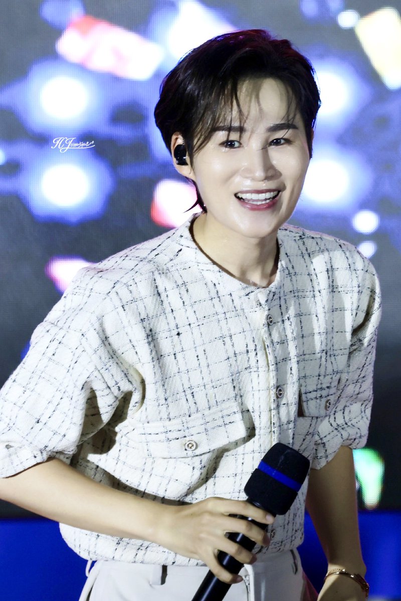 🦐2025.8.23 홍성대하축제

참 신기하지, 희재야.
죽을 만큼 덥던 오늘, 진짜 죽을 거 같았거든.
새우가 말라 디지기 직전 단계🦐
근데 널 보는 순간,
더위가 싹 사라지고… 뭐지? 🫠
아마 내 여름은, 너로 숨 쉬는가 봐. ☀️✨

#김희재  #kimheejae #金熙栽 #キム·ヒジェ