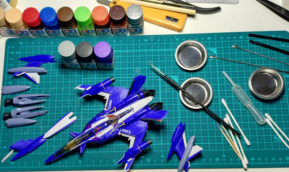 Zeroichi_OKP's tweet photo. 暑いけどスミ入れやったよ！
・・・あ、バトロイドの上半身やってないや
・・・あ、苦労して貼ったシールが一部剥がれてきた（曲率が高いところ）マジか( ；∀；)

#yf29 #デュランダル #プラモデル好き #variablefighter https://t.co/j8vT4R9NRG