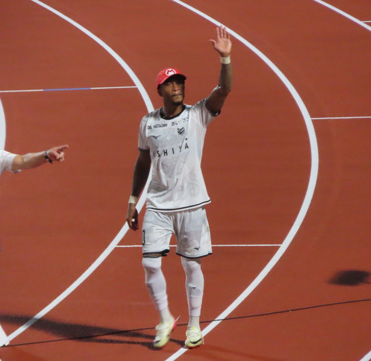 マリオの帽子を被って声援に応えるマリオ セルジオ選手。
#consadole