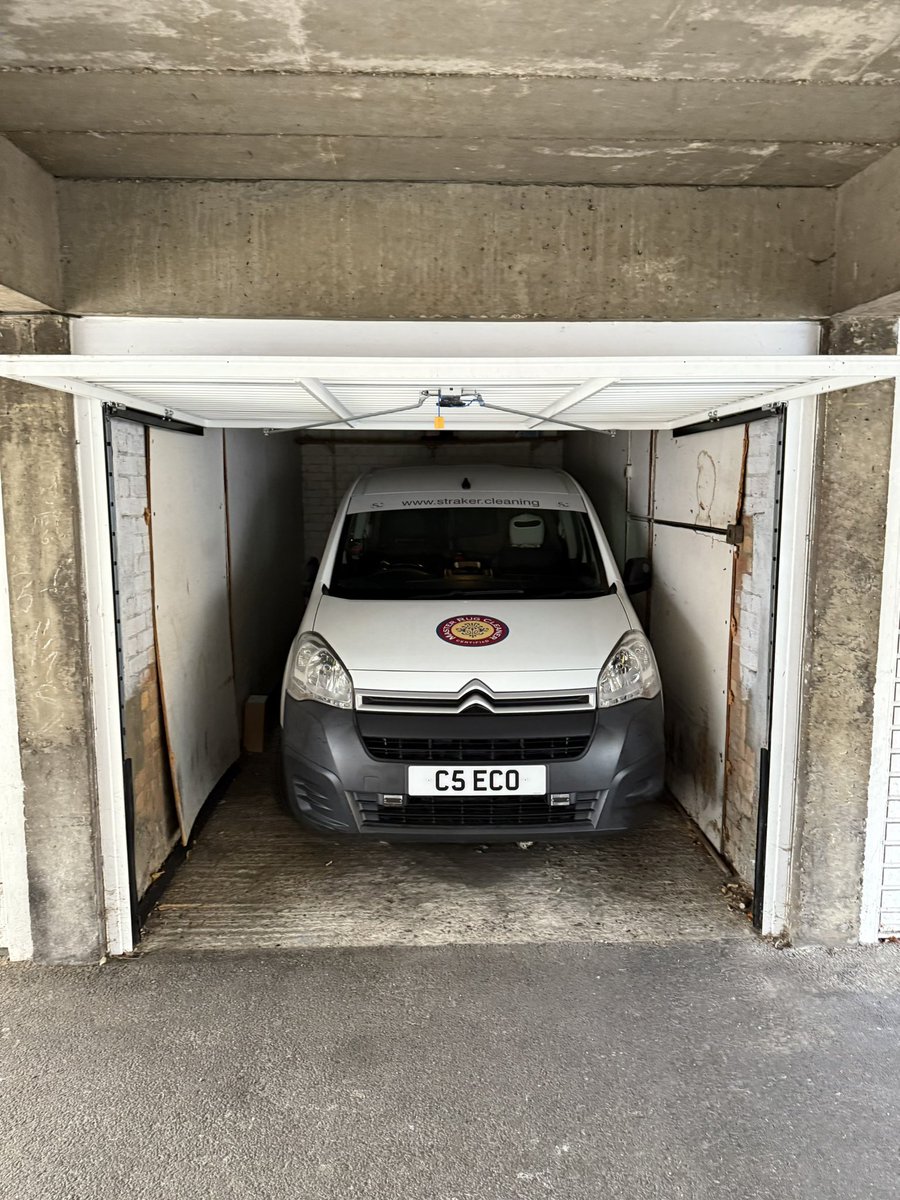 How great, to work in SW3 surrounded by Residents Permit bays but find nice garage to rent for a few hours, thanks to YourParkingSpace app 🤔
Locked away nicely and close enough to walk kit back to van 👍🏼