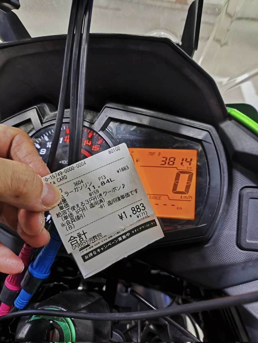taka48831900's tweet photo. 下道オンリー380kmと自己最長距離をまた更新🏍️
燃費32.2km/Lと156号の事故渋滞に嵌った割には良い燃費や🐧
久しぶりに夜になったのでフォグランプの効果を味わうVERSYSXはロービームが弱くて手前がマジで暗いんよな、ロービームなのに🐣
高さがあるからしゃーないか?
#バイク
#ツーリング
#VERSYSX https://t.co/ipNaRAe4QV