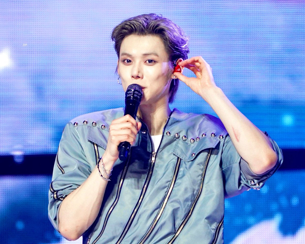 250823

남은 투어도 다치지 말고💪🏼

#투모로우바이투게더 
#TOMOROW_X_TOGETHER #TXT #YEONJUN #연준 #최연준 #ヨンジュン 
#ACT_TOMORROW #TXT_TOUR_ACTTOMORROW