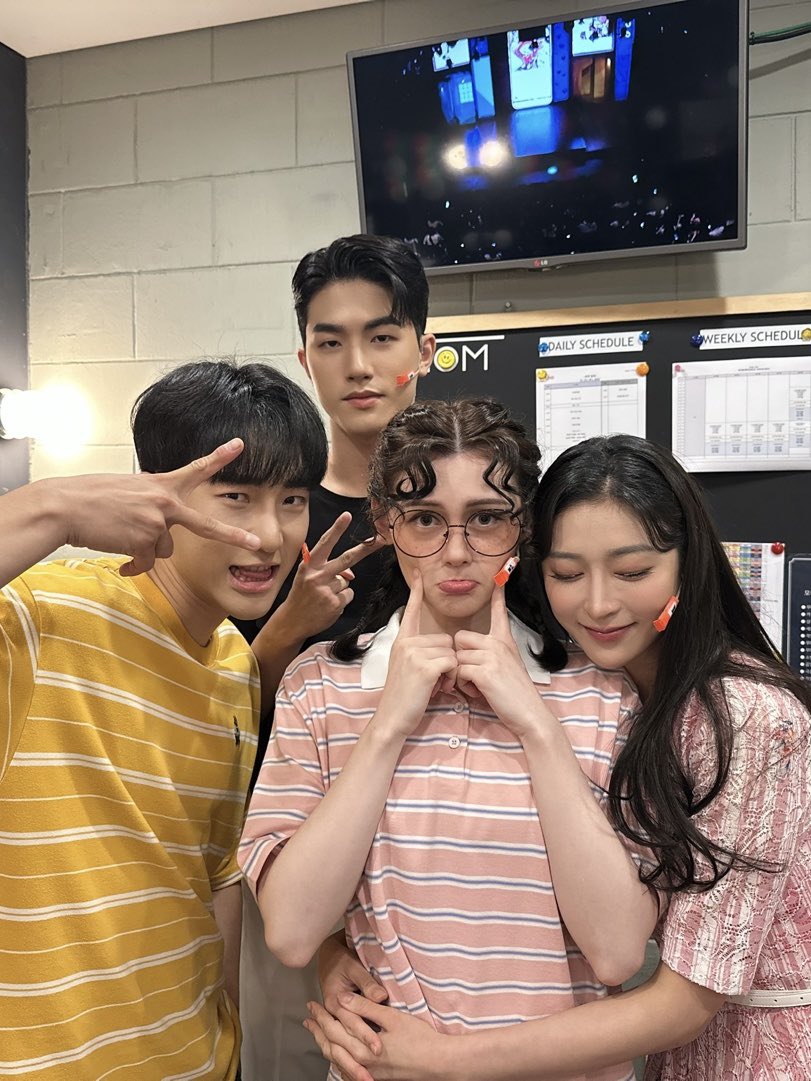 Musical_ChaMe's tweet image. [#뮤지컬 #차미]🧩

👋 GOOD BYE 차미👋 
해일리미호&amp;amp;우연차미&amp;amp;환지고대&amp;amp;준협진혁
막공단체사진📸

"난 거기 있을게 너의 마음 속에"🩷

차미호 #해일리
차미 #정우연
김고대 #조환지
오진혁 #윤준협

-

𝐌𝐔𝐒𝐈𝐂𝐀𝐋 𝐂𝐇𝐀𝐌𝐄😍📱
𝟮𝟬𝟮𝟱.𝟱.𝟮𝟵 - 𝟴.𝟮𝟰
#TOM1관