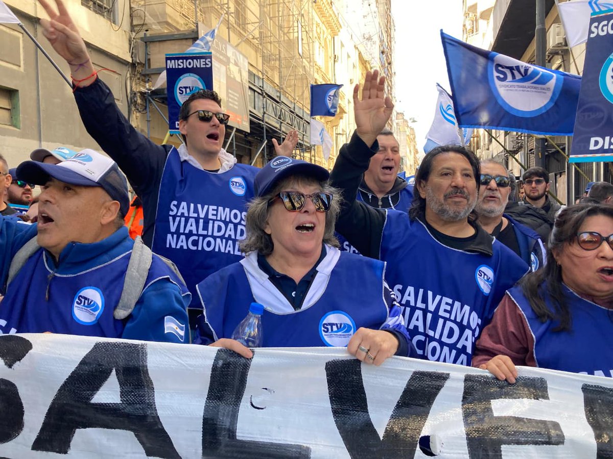 El Sindicato Trabajadores Viales y Afines (STVyARA), que conduce Graciela Aleñá, celebró el rechazo de Senadores al DNU que impulsaba el cierre de Vialidad Nacional. + Info y tel p/notas MARIAPRESS.COM
@SomosSTV