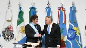 LA COLUMNA POLÍTICA DE TDN| “Las brujas no existen, pero que las hay, las hay": la desconfianza marca el ritmo de la relación entre Jaldo y Milei

👉🏼 El gobernador sigue de cerca los procesos licitatorios de tres obras clave para Tucumán, que sufrieron demoras en las últimas