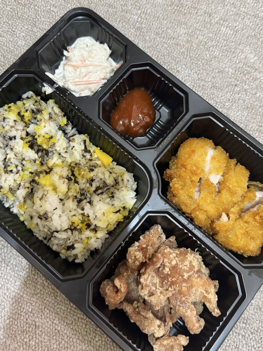 kalo lagi nonton Anime Demon Slayer, paling enak tuh ditemenin makanan yang vibe-nya Jepang juga! pilihanku jatuh ke Bishi Bento by Hangry🍱