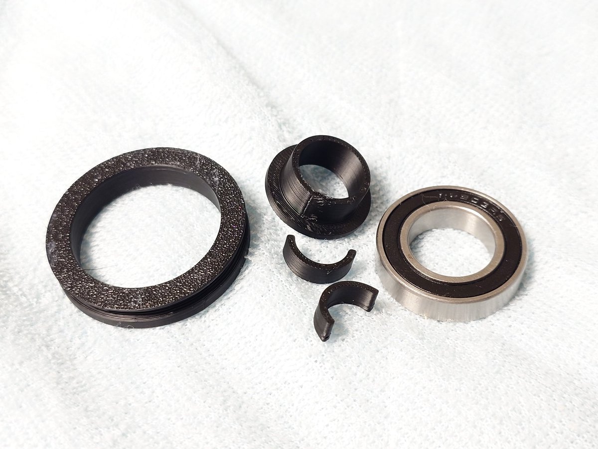 M206Cc's tweet image. 余裕でベキベキになってたよ。
次は座屈耐性を上げるべく、ベアリングを組み込んだ自作パーツで勝負だ！！！(日没に追われて作業したので組み込み後の写真がない)