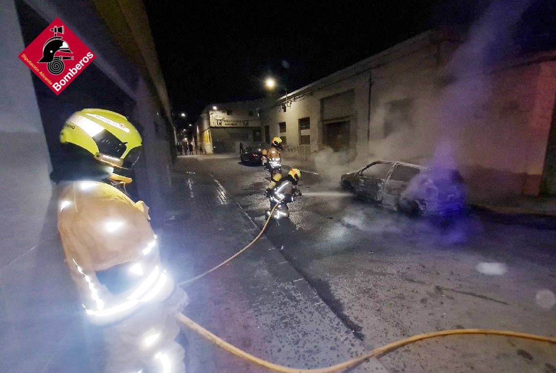 Poco antes de las 4:30 de esta madrugada #BomberosAlmoradi acude al aviso por el incendio de un vehículo en Dolores. Gracias a la rápida intervención, pudo evitarse la propagación y afectación de las llamas sobre la fachada de los edificios colindantes.
#cpba