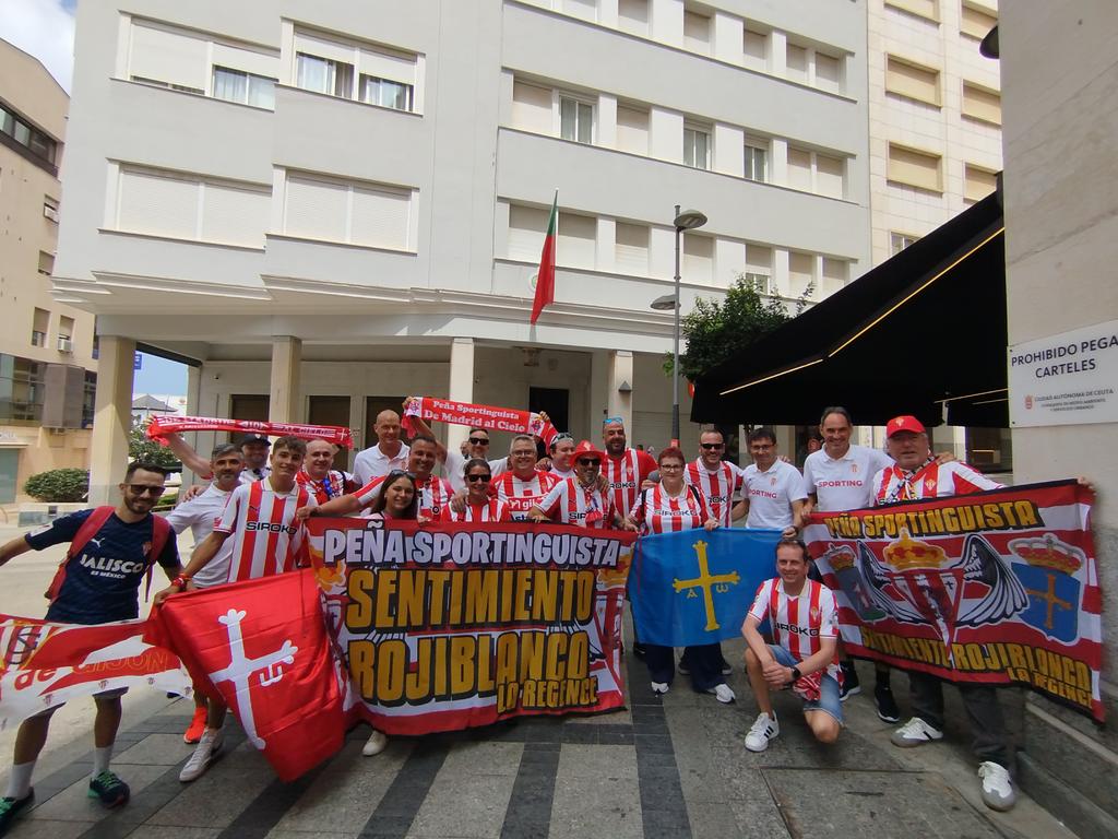 MasFutbolMARCA's tweet photo. 🚢 El ferry a Ceuta, la nueva aventura de la Hypermotion: aficionados del @RealSporting, primer equipo que visita la Ciudad Autónoma en la 2025-26, han cruzado España de punta a punta para arropar a los suyos

En la imagen, con Asier Garitano y el cuerpo técnico

📹 @pablomotero https://t.co/lzxSeHrXxX