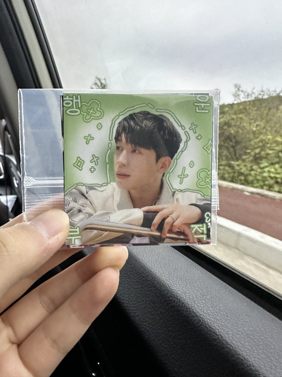 틴탑 콘서트 나눔 안내

예전에 앵콜콘때 진짜 너무너무 많이 만들어서
계속 꾸준히 나눔 하고있어요ㅠ큐ㅜㅋ
혹시 안받으셨거나 더 가져가고 싶은분들 편하게 와서 가져가세요오!
무인으로 둘거고 장소는 당일에 알려드릴게요!
멤버별로 다 있고 단체로도 있어요! 종류별로 다 넣었으니까 가져가세요!