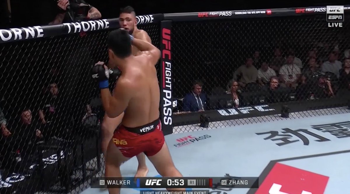 R1: Mingyang aprovecha un descuido de Walker, para queda por encima de el y golpear a ras de lona, Walker se levanta circula e intenta golpear a distancia, Mignyang es paciente, elige sus golpes y conecta brutales codazos, volados y patadas.
10-9 Mingyang

#UFCShanghai