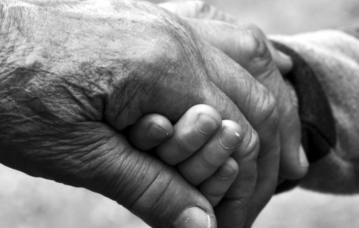 Esnatu eta geldirik egoten da, barne eguraldi parte bat bailitzan hezurrak zeharkatzen dioten karraska abesbatzari adi entzunez: belaunak lainotuta, zeharkako haizea aldakan, euria iragartzen duen eskumuturreko dardara arina...

Gustu baduzu...
xegun.eus/beldur-bat/