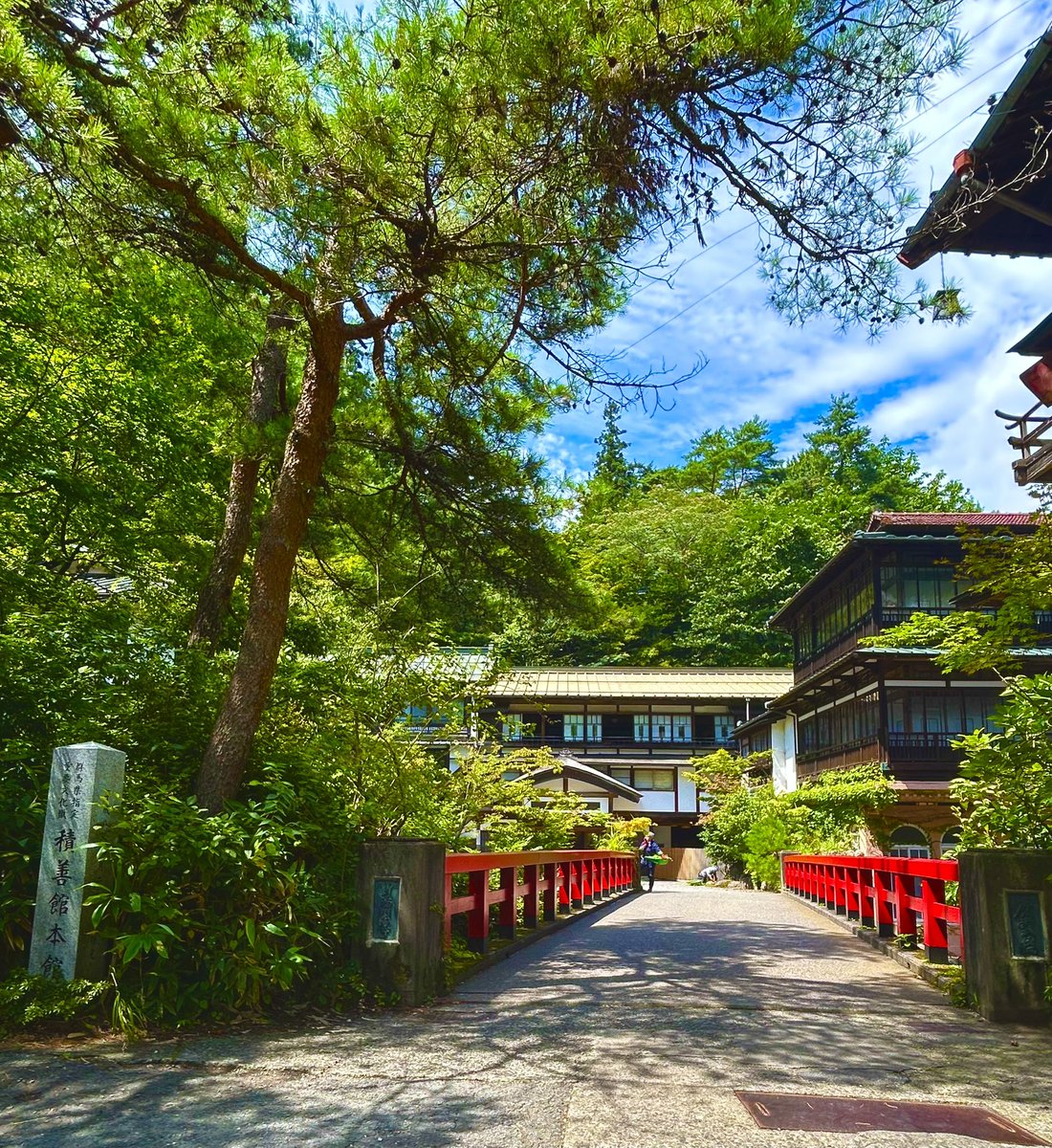 旅館と積善館
よるの積善館見に行きたかったけどお腹いっぱい＆酔っ払ってて行けなかったのが少し後悔www
旅館はサウナ、岩盤浴や露天風呂が貸切で入れる所でめっちゃ良かった🥹