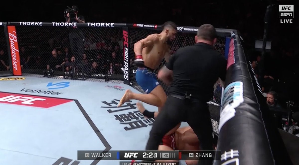 R2: ¡OHHHHH! ¡SE ACABOOOOO! Walker finaliza a Mingyang tras lastimar su pierna a patadas y seguirlo con golpes a ras de lona ¡HOLLY SHIT!
#UFCShanghai