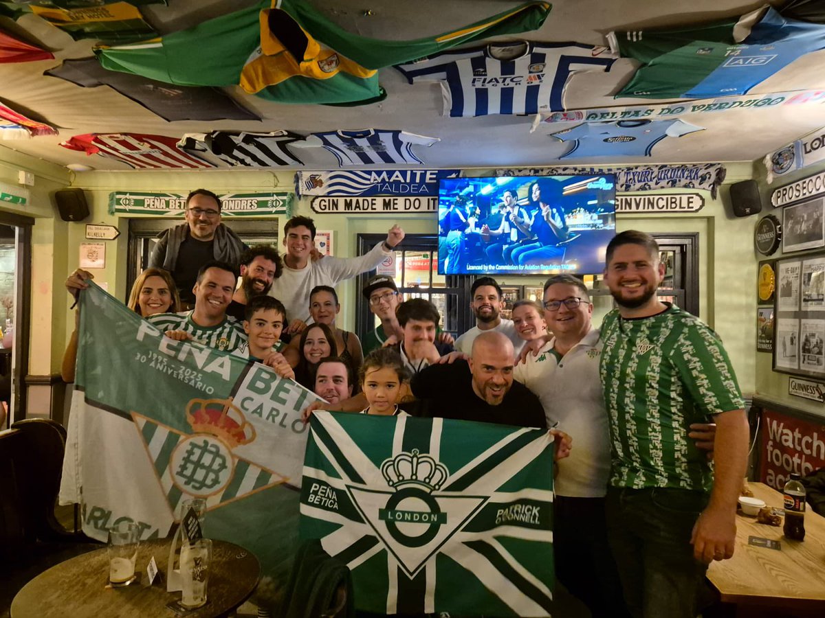 PBeticaLondres's tweet photo. El sentimiento bético londinense lo dió todo animando al glorioso 🙌💚

Nos encantan las visitas de béticos de todo el mundo. Aquí teneis vuestra casa 🫶 https://t.co/nWZMTTnmYp