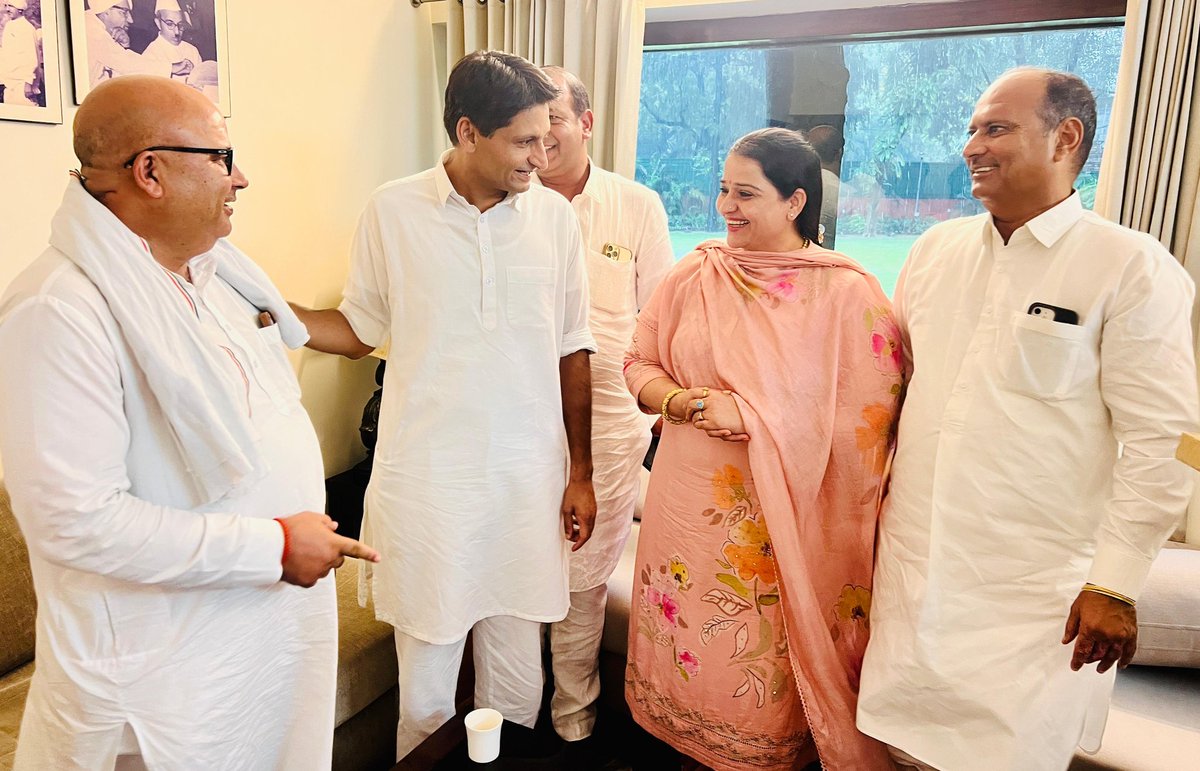आज दिल्ली निवास पर मिलने पहुंची सिरसा की नव-नियुक्त जिला कांग्रेस अध्यक्ष संतोष बेनीवाल जी को बधाई एवं शुभकामनाएं दीं।