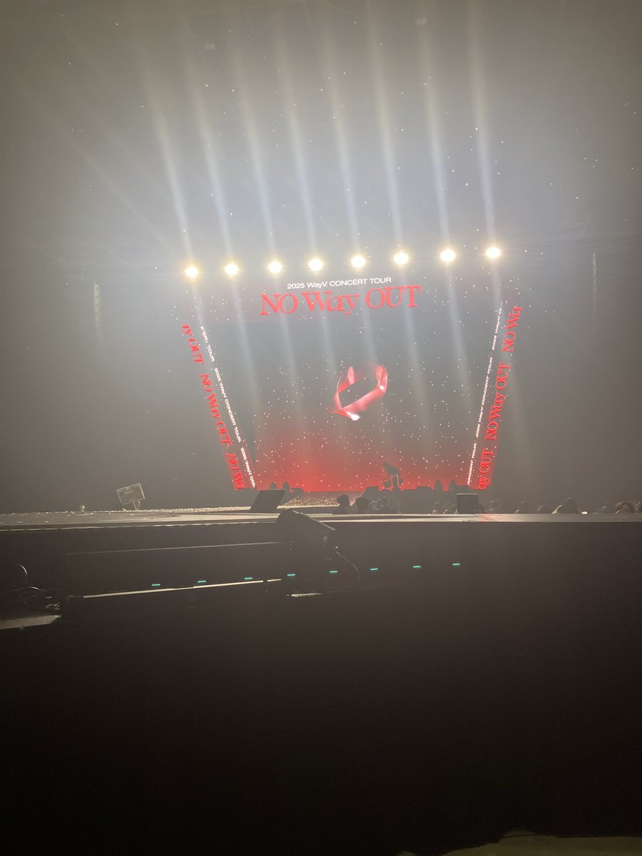 Kitty_Tenny's tweet photo. 私中国語専攻なんだけど、進路のきっかけが威神だったから威神に中国語で何か伝えたいってずっと考えてて、Stand by meの歌詞が好きで練習して行きました。
そしたらまさかの歌いたい人〜のコーナーがきて真っ先に手上げました。シャオジュン、気づいてくれてありがとうございます。 https://t.co/7pHVuoUS4X