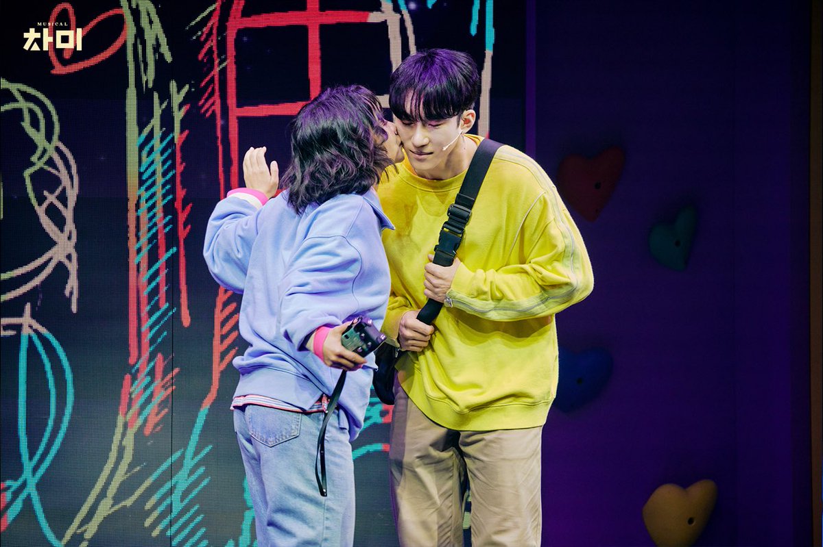 Musical_ChaMe's tweet image. [#뮤지컬 #차미] 🧩

📸 공연사진 피드 14 💖

❝ 진열장 속 상품처럼 반짝이지는 않지만
이 상처들이 내 삶의 흔적
이것이 나, 이 스크래치 ❞

-

𝐌𝐔𝐒𝐈𝐂𝐀𝐋 𝐂𝐇𝐀𝐌𝐄 😍📱
𝟮𝟬𝟮𝟱.𝟱.𝟮𝟵 - 𝟴.𝟮𝟰