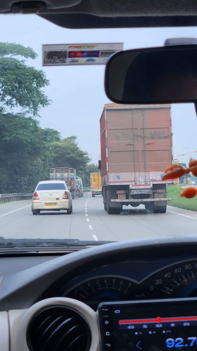 hothead_dragon's tweet image. NICE road is supposed to be fast moving.

All these trucks and slow moving vehicles covering all the lanes.

@blrcitytraffic #bengaluru #traffic #NICERoad
