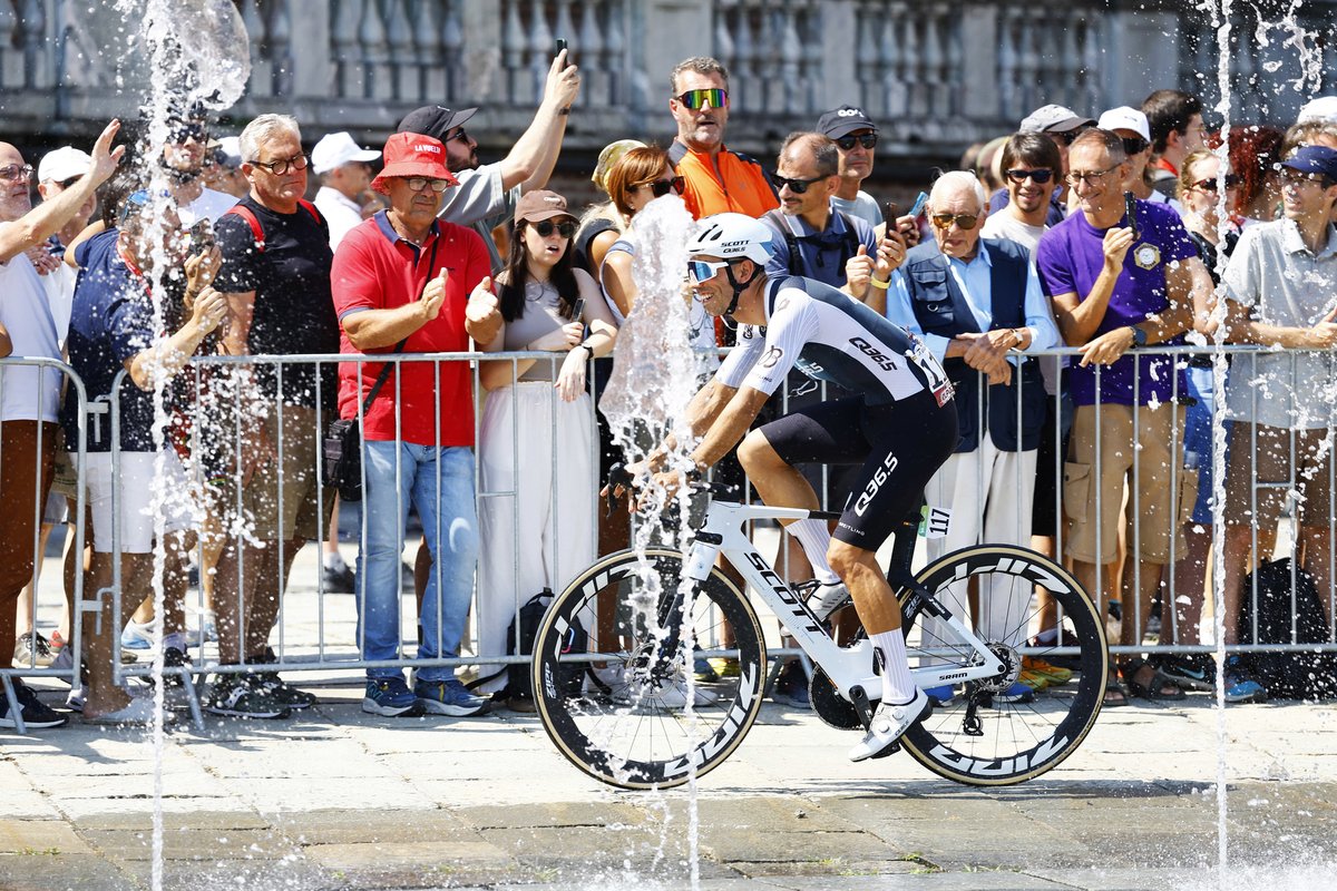 🇪🇸 #LaVuelta25 

There is a break up the road now with our guys staying put in the bunch.

So let's share a smiling David pic because he is that smiley kind of guy 

#racesharp
