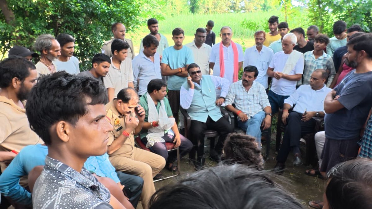 ग्रामसभा नरनी निवासी 21 वर्षीय सौरभ दीक्षित की बाघ के हमले से हुई दुःखद मृत्यु पर आज शोक संतप्त परिजनों के बींच पहुँचकर शोक संवेदना व्यक्त किया तथा इस दुःख की घड़ी में ढाढ़स बँधाया। 

अपने विधानसभा क्षेत्र के अन्य शोकाकुल परिवारों के बींच पहुँचकर अपनी संवेदना व्यक्त की !