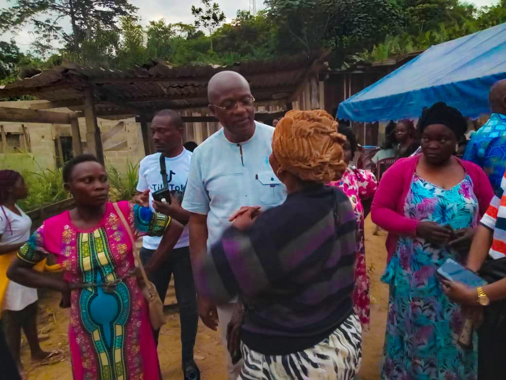 GONDJOUTPaul's tweet image. Le vendredi 22 août 2025, j’ai rencontré les femmes de Moussamoukougou membres de l’Union des Commerçantes de la Rive Droite. La présidente, Mme Eyang Abeghe Tomo a présenté un bilan des activités menées par ce regroupement de femmes commerçantes #PMG #Soutien #Entrepreneuriat
