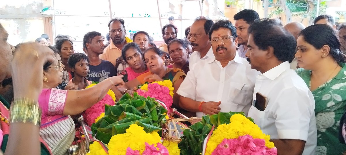 தூய்மை பணியாளர் திருமதி. வரலட்சுமி குடும்பத்தின் துக்கத்தில் பங்கேற்றது அஇஅதிமுக!!

சென்னை கண்ணகிநகர் பகுதியில் திமுக அரசின் அலட்சியத்தால் தேங்கி கிடந்த மழை நீரில் அறுந்து விழுந்து கிடந்த மின்சார கம்பியை மிதித்ததால் திருமதி.வரலட்சுமி என்ற தூய்மை பணியாளர் உயிரிழந்த நிலையில்