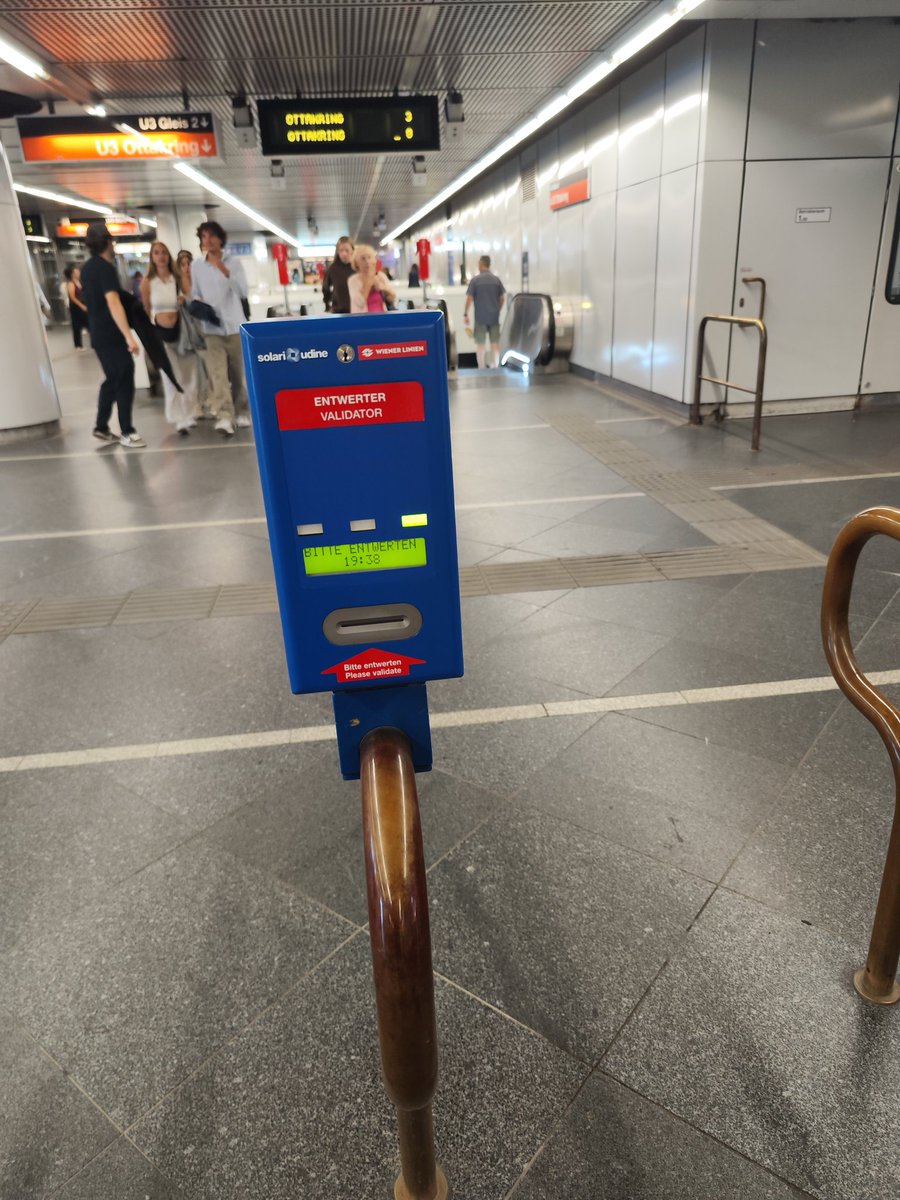 ウィーンの鉄道には改札がない。24時間チケットとか売られていて打刻すればいいだけ。自由に乗り降りできるので便利。
トルコは入るときに改札機があるが出るときはない。
日本はどちらも改札機があるからコストがかかるし料金も複雑。
お金のかからないインフラを考えるのも大事だな😀