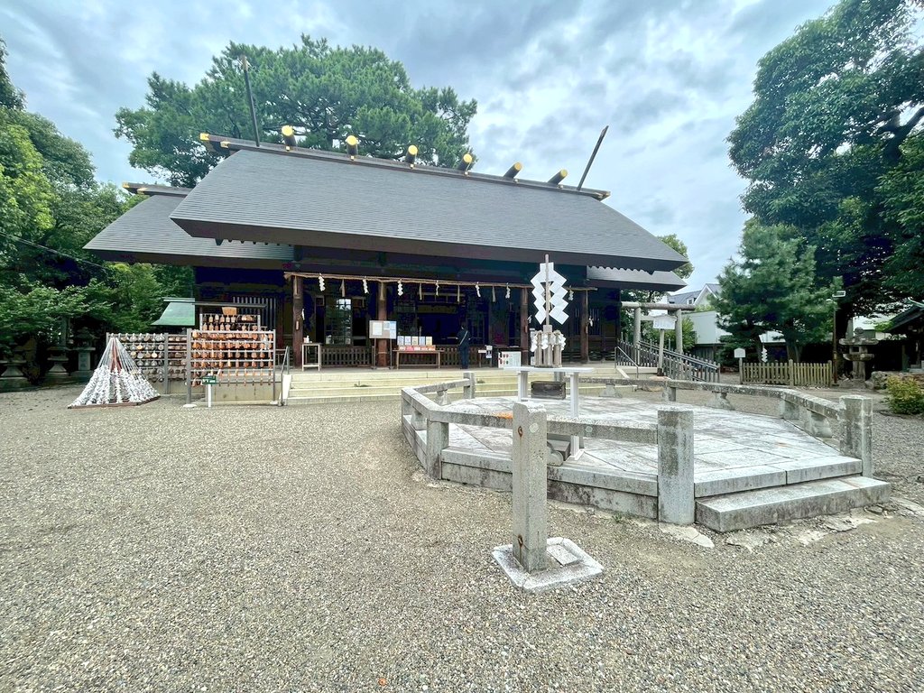 【 #とよこす　ロケ地紹介】

⛩️安久美神戸神明社⛩️

10月4日(土)第2回とよこす！
tiget.net/events/422241

⚠️注意⚠️
写真手前にある八角形の台
儀調場(ぎちょうば)に乗っての
撮影はできません

#ロケ
#コスプレ
#撮影
#豊橋  
#東海