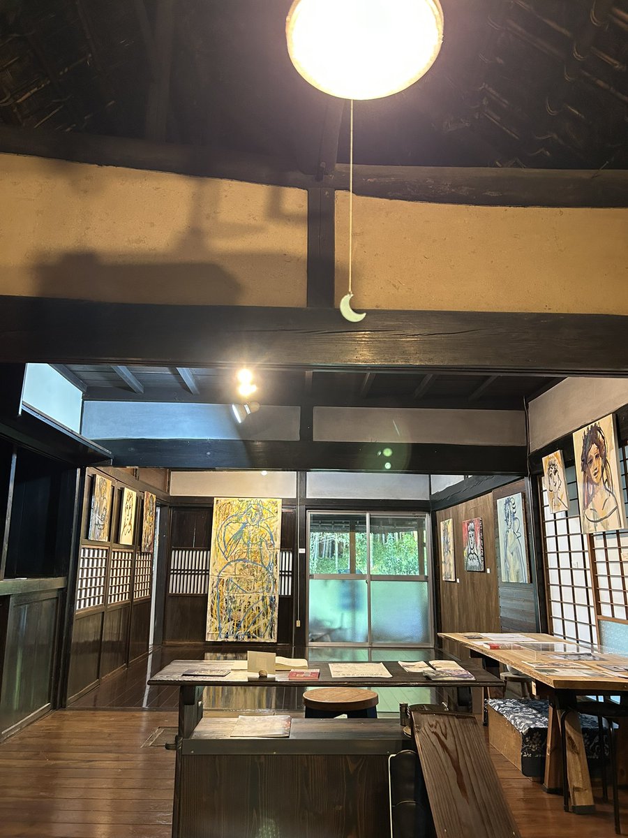 _jennywren's tweet photo. @onototo 植田工作品展「ソの森をカけヌける」
アトリエMoon／ギャラリーわらね

築100年以上の茅葺屋根の素晴らしい古民家を改装したギャラリーで開催された作品展と、ギャラリートークに伺いました
さまざまな場所で作品展を行っている植田工さんですが、今回のように豊かな自然の中の歴史ある建物で観る作品は一段と力強く、建物と作品とがお互いにエネルギーを放出し、吸収し合っているようでした
植田さんの10代が終わる直前の作品も展示されており輝きを感じました

ところで改装した古民家というのはこんなに美しいのか、心地よいのかと驚きました
ギャラリートークの後はギャラリーのオーナーである画家・出射茂さんの素晴らしい作品も鑑賞しました