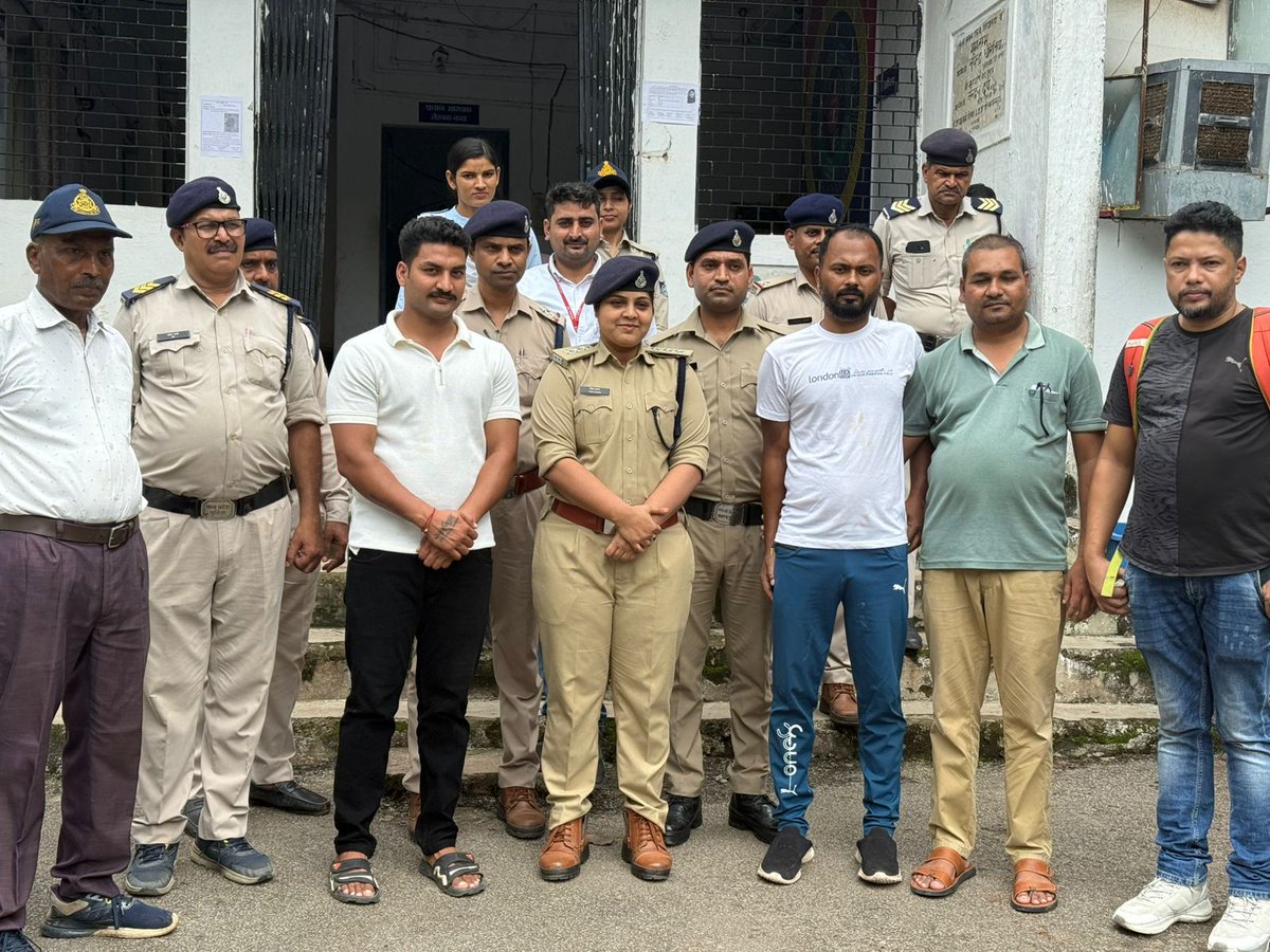 //ग्वालियर पुलिस की मानवीय पहल// 
कोलकाता से गुमशुदा होकर ग्वालियर पहुँचे मानसिक रूप से अस्वस्थ युवक जावेद हुसैन को थाना विश्वविद्यालय पुलिस ने संरक्षण में लेकर स्वर्ग सेवा सदन में रखा। पुलिस की सक्रियता से परिजनों का पता लगाया गया और आज उसके भाई को सुरक्षित सुपुर्द किया गया।