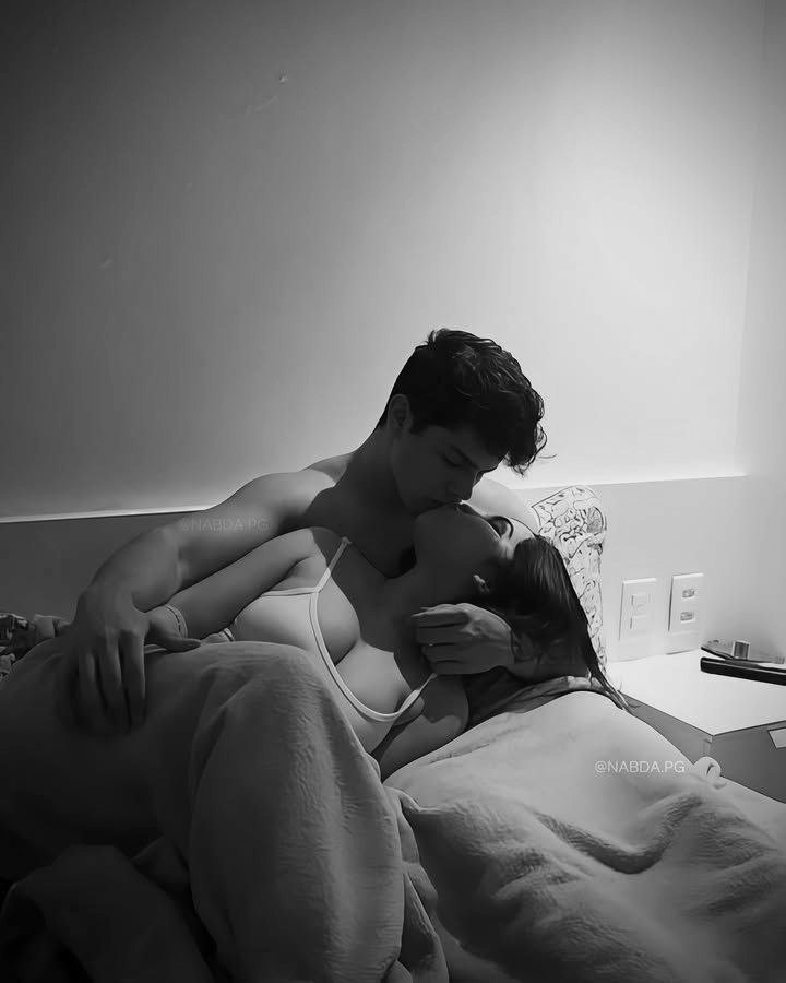 #مساء_الخير_والسعاده_للجميع
حين إحتضنتُ شفاهها 
اهتز جسدي
كلهيب يشتعل فوق وردةٍ ناعمة