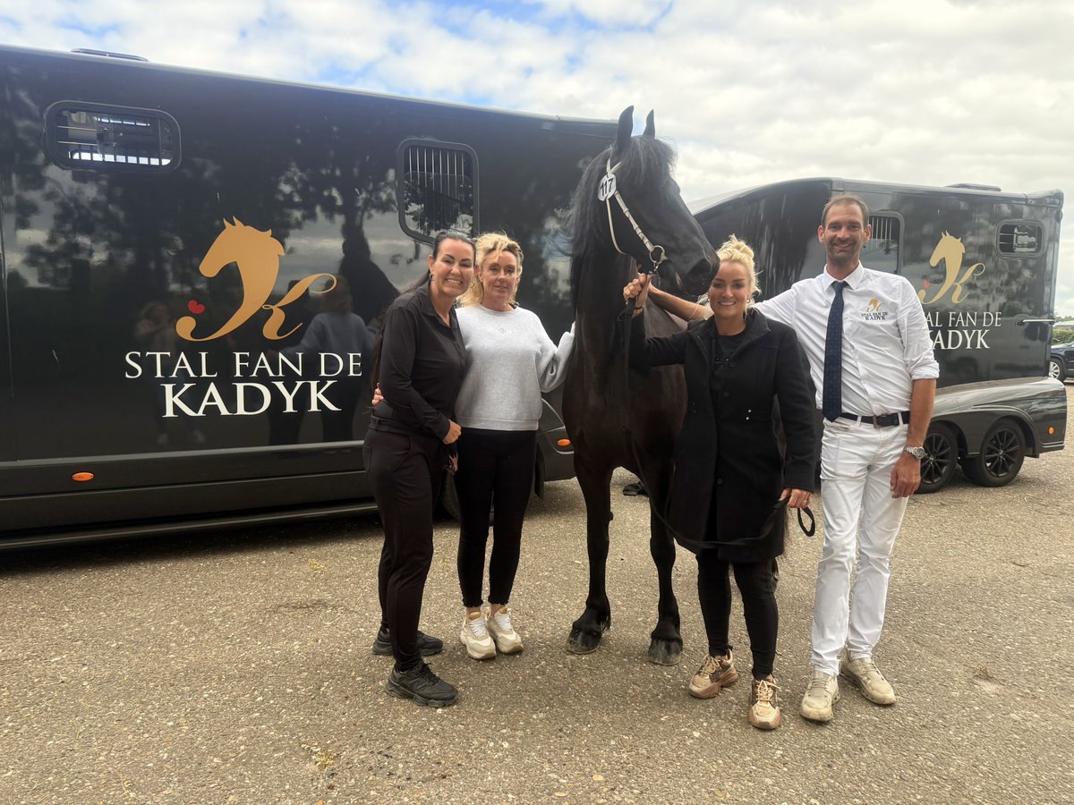 Samantsteenwijk's tweet image. Zo ontiegelijk trots! 🥲 
Onze eerst gefokte Friese paard werd vandaag STER 🌟 gekeurd op de fokdag in Wolvega. Het is zo bijzonder om vanaf de geboorte langs haar zijde te lopen en te mogen genieten van het haar zien opgroeien tot waar ze nu is😍 Dit motiveert zo enorm!
 #Fries