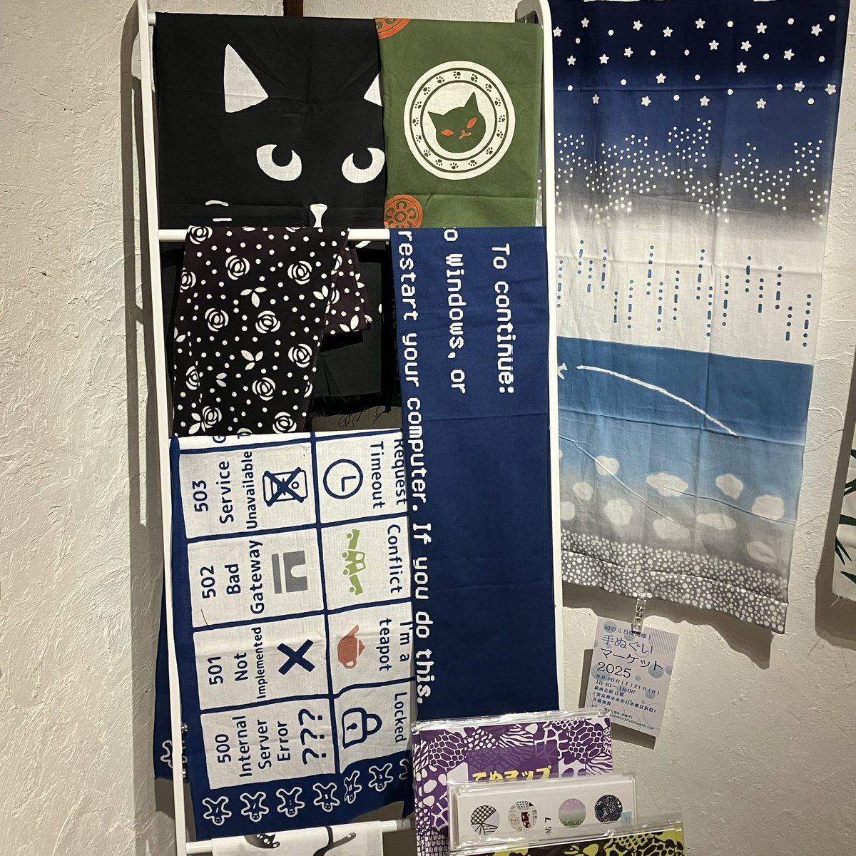 【新作入荷】
並べたばかりの
黒猫舎<a href="/kuronekosha11/">黒猫舎@9/7 コミティア153 東4 う28</a> さんの新作
「香港ネオン」

本日早速お求めのお客様

注染手ぬぐいでネオンが
美しく表現されている素敵さ

某映画を観た方にとっては
たまらないモチーフが
散りばめられていること
など
大層気に入っておられました

#本と手ぬぐい10 #手ぬぐい