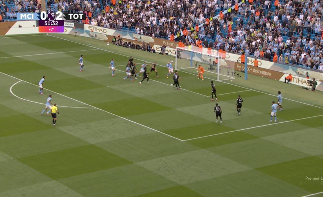 لقطة تكررت من هالاند بنفس الوضعيه ولازال سيء في الكرات الرأسيه شي غريب